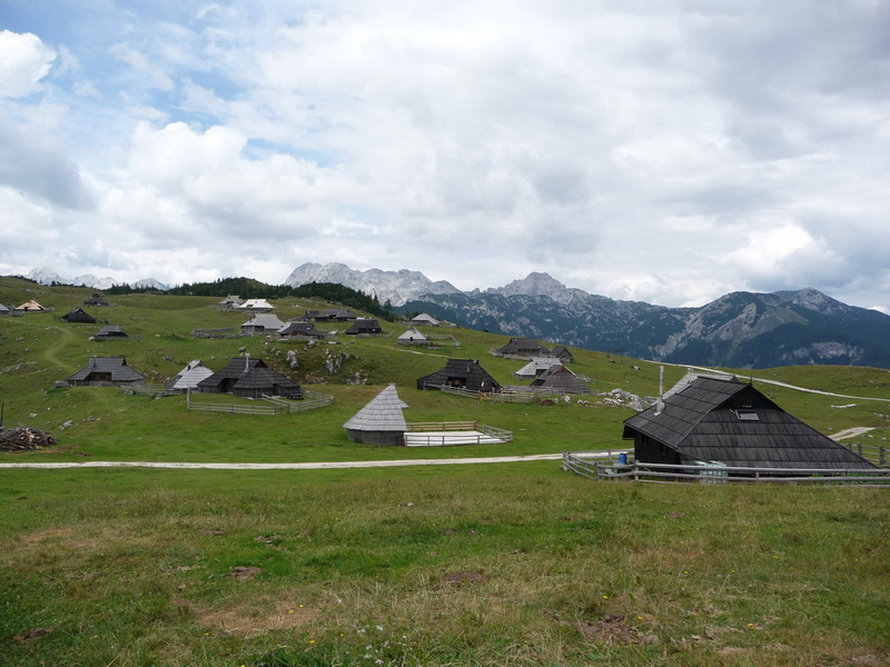 Velika Planina s a Kamniki-Alpok hegycscsai, kztk a Grintoveccel
