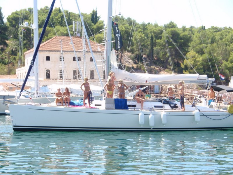 L�nyos haj� Miln�ban