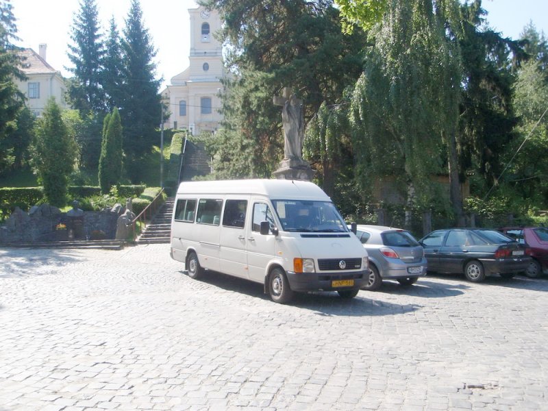 Minibusz a Sz�kelyudvarhelyi patk� parkol�ban