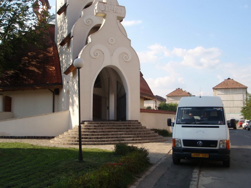 Makovecz �ltal tervezett templom Cs�kszered�n