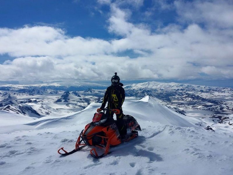 Snowmobile t�ra a felf�ld�n