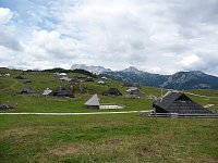 Velika Planina és a Kamniki-Alpok hegycsúcsai, köztük a Grintoveccel