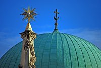 A Gázi Kászim pasa dzsámijának kupolája valamint a szentháromság szobor csúcsa